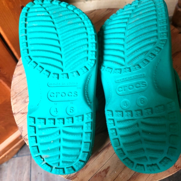 CROCS- WOMENS SIZE 6/ MENS SIZE 4 - Picture 7 of 8
